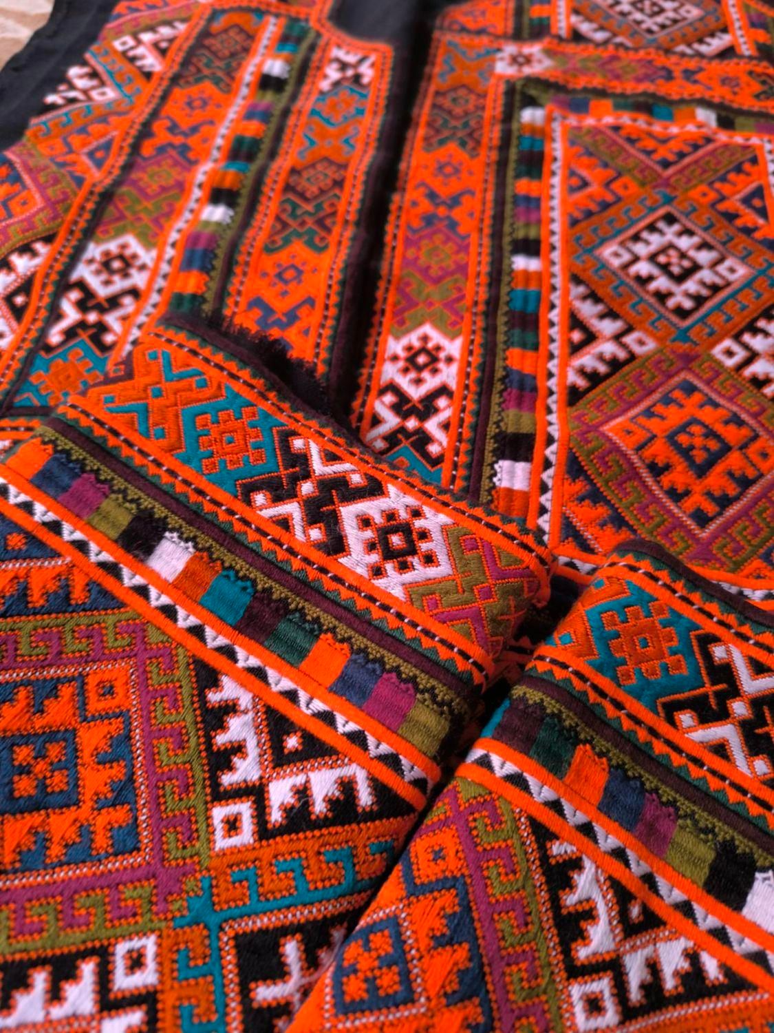 زی آستین طاووسی|لباس|خاش, |دیوار