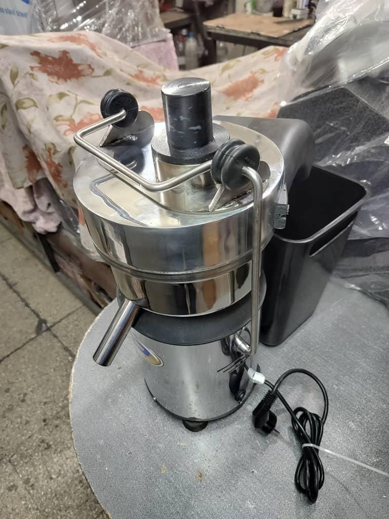 آبمیوه گیری صنعتی طرح سی دو|آبمیوه‌گیر و آب‌مرکبات‌گیر|تهران, یاخچی‌آباد|دیوار
