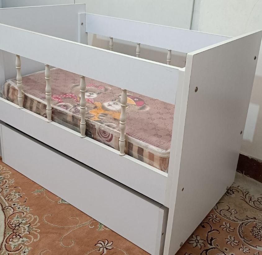 تخت گهواره ای کنار مادر کاملا نو|تخت و صندلی بچه|اراک, |دیوار