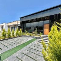 ویلا-فلت-نما-شیشه-داخل-شهرک-خوش-نشین-سند