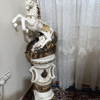 مجسمه اسب بهمراه پایه جنس پلی استر|مجسمه، تندیس، ماکت|تهران, دولت‌آباد|دیوار