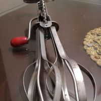 همزن دستی قدیمی آمریکایی مارکدار سالم کارکرد روان|کلکسیون اشیاء عتیقه|تهران, درب دوم|دیوار