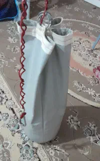 یک عدد کیسه بوکس به همراه یک جفت دستکش بوکس