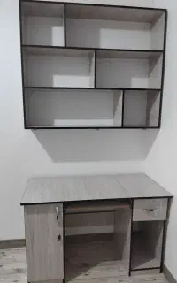 میز و کتابخانه