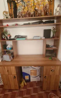 میز تحریر و کتابخانه