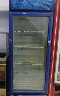 دو عدد یخچال یکی تک درب ایستاده دومی دو درب