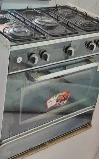 کابینت بالای سینک نو و تمیز /و  یک عدد گاز 5شعله