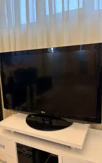 تلویزیون LCD و میز