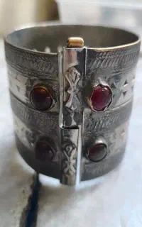 دستبند و سنگ