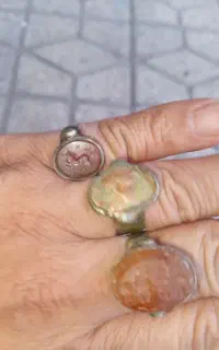 سه تا انگشتر قدیمی. طبق شکل