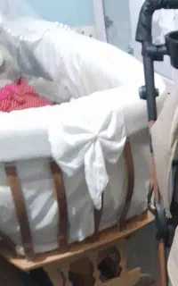 گهواره و تخت کنار مادر