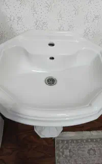 روشویی پایه دار سرویس بهداشتی