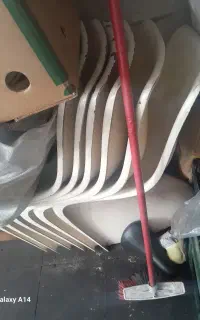 اینه بزرگ و صندلی فایبرگلاس