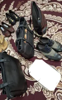 تعدادی کیف و کفش و دمپایی