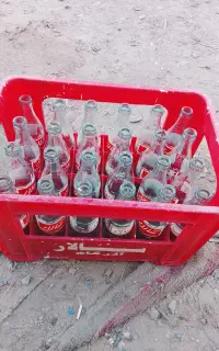 یک جعبه شیشه نوشابه