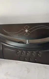 تخت چوب گردو براق دونفره با تشکر تمیز وسالم