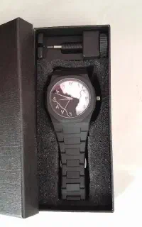 ساعت مچی همراه با جعبه