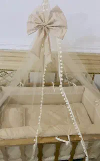 گهواره و تخت کنار مادر