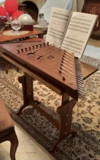 فروش سنتور به همراه میز سنتور به همراه کتاب