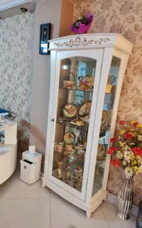 بوفه و کنار پرده قهوی