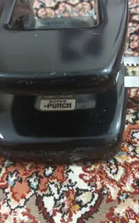 یک عدد دستگاه پانچ کاغذ