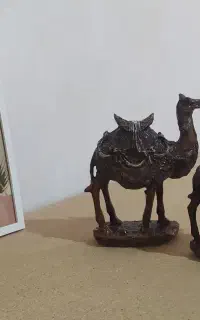 مجسمه سه تایی شتر و تابلو