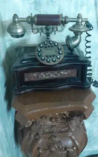 تلفن رومیزی سلطنتی