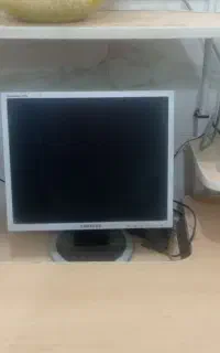 کامپیوتر با میز