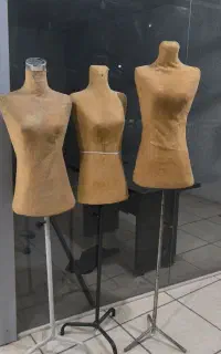 قفسه  میز رگال مانکن صندلی چهارپایه