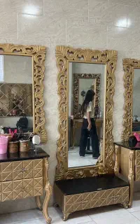 سه عدد آینه و‌کنسول سالن زیبایی