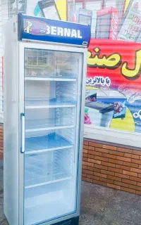 یخچال ایستاده ویترینی تک در فروشگاهی شرکتی