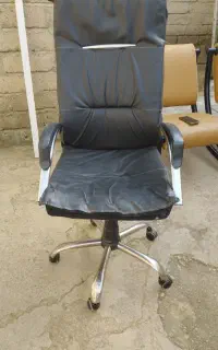 صندلی گردشی راحت و تمیز
