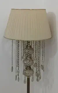 آباژور ایستاده
