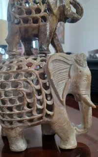 دو عدد مجسمه ی سنگی یک تیکه با یک فیل در شکم