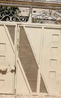 درب حیاط سالم  بدون کوچکترین زنگ زدگی