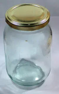 تعدادی شیشه خالی رب گوجه در ابعاد مختلف