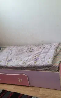 تخت نوجوان و یک عدد پاتختی