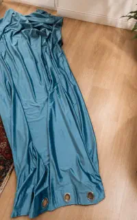 پرده مخمل  به رنگ فیروزه ای دقیقا مطابق عکس
