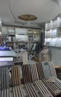 ویترین مغازه و میز و قفسه