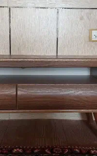 میزتلوزیون واستندقاشق وچنگال