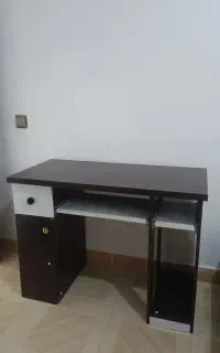 یک عدد میز کامپیوتر سالم درحد نو