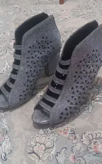 دو جفت کفش مجلسی هرکدوم دوبار پوشیده شده