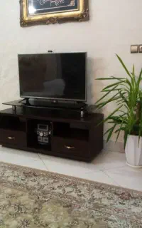 یک عدد میز تلویزیون در حد نو
