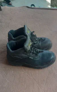 کفش کار درحد نو وقت یک روز پوشیده شده