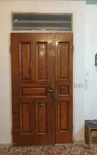 درب چوبی در ورودی اپارتمان
