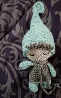 عروسک دستبافت آبی و قرمز