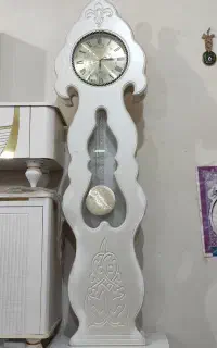 ساعت کنار سالنی ایستاده