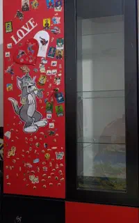 کمد قرمز مشکی