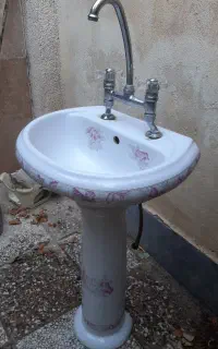 روشویی پایه دار با شیر آب