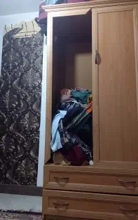 یک عدد کمد چوبی و دوتا کشو